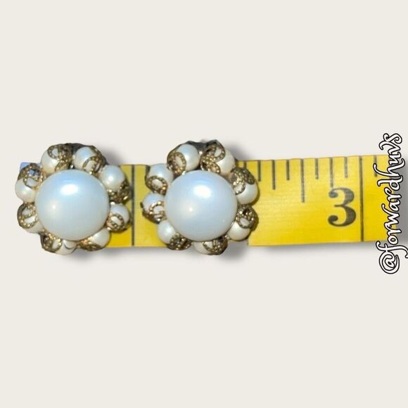 Vintage Unmarked Clip-On Earrings - Picture 8 of 9